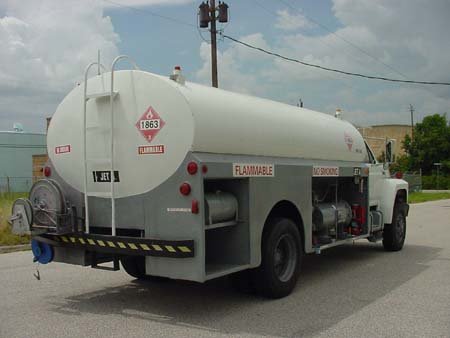 fuel_truck_aircraft_3000_gallons_ford_4.jpg