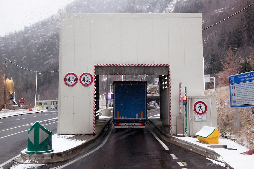 010-Mont-Blanc-Tunnel-Termographic-control-Truck-2011.jpg
